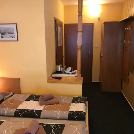 Aura Spicak, Nektere Se Saunou 4*